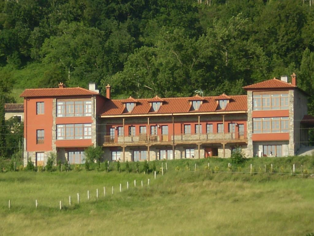 Escuelas De Fuentes Вилавичоза Екстериор снимка