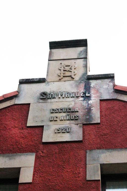 Escuelas De Fuentes Вилавичоза Екстериор снимка