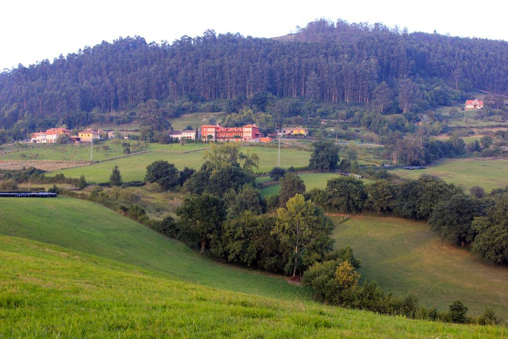 Escuelas De Fuentes Вилавичоза Екстериор снимка